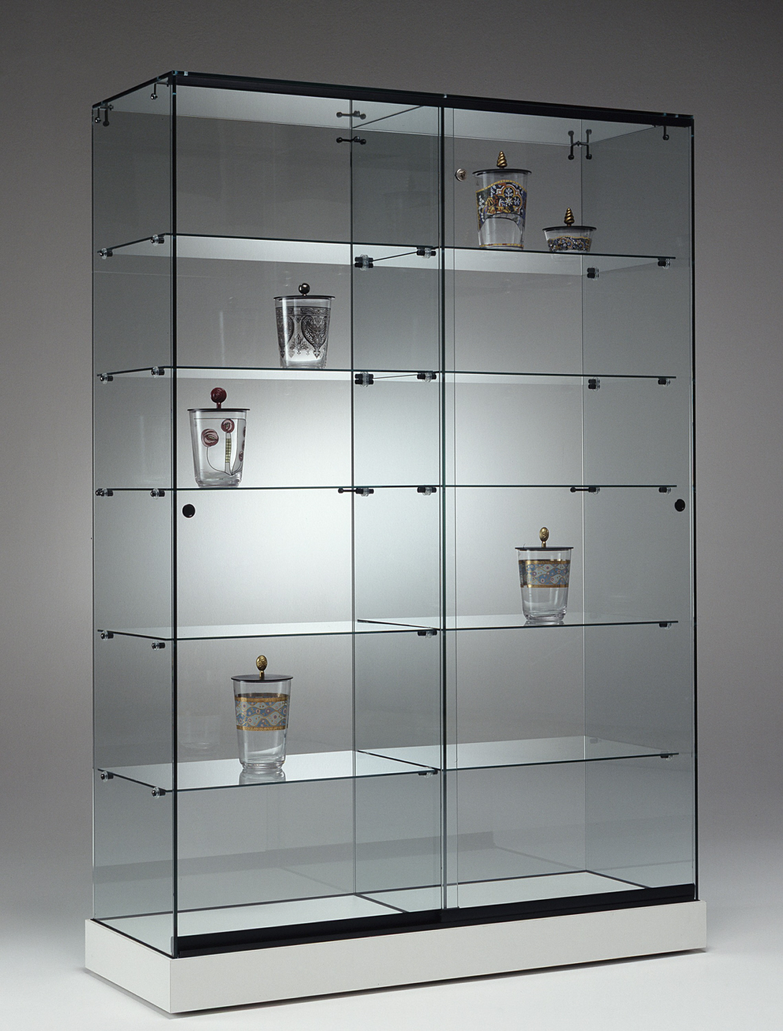 Витринные стеллажи. Витрина Glass Showcase h 1800. Showcase с335 витрина. Шкаф витрина металл стекло б2.